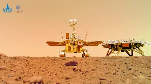 Łazik Zhurong jeździ po Marsie. Ostatnio dojechał do swojego spadochronu.