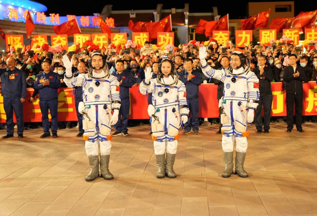 Załoga misji Shenzhou 13 przybyła na chińską stację kosmiczną