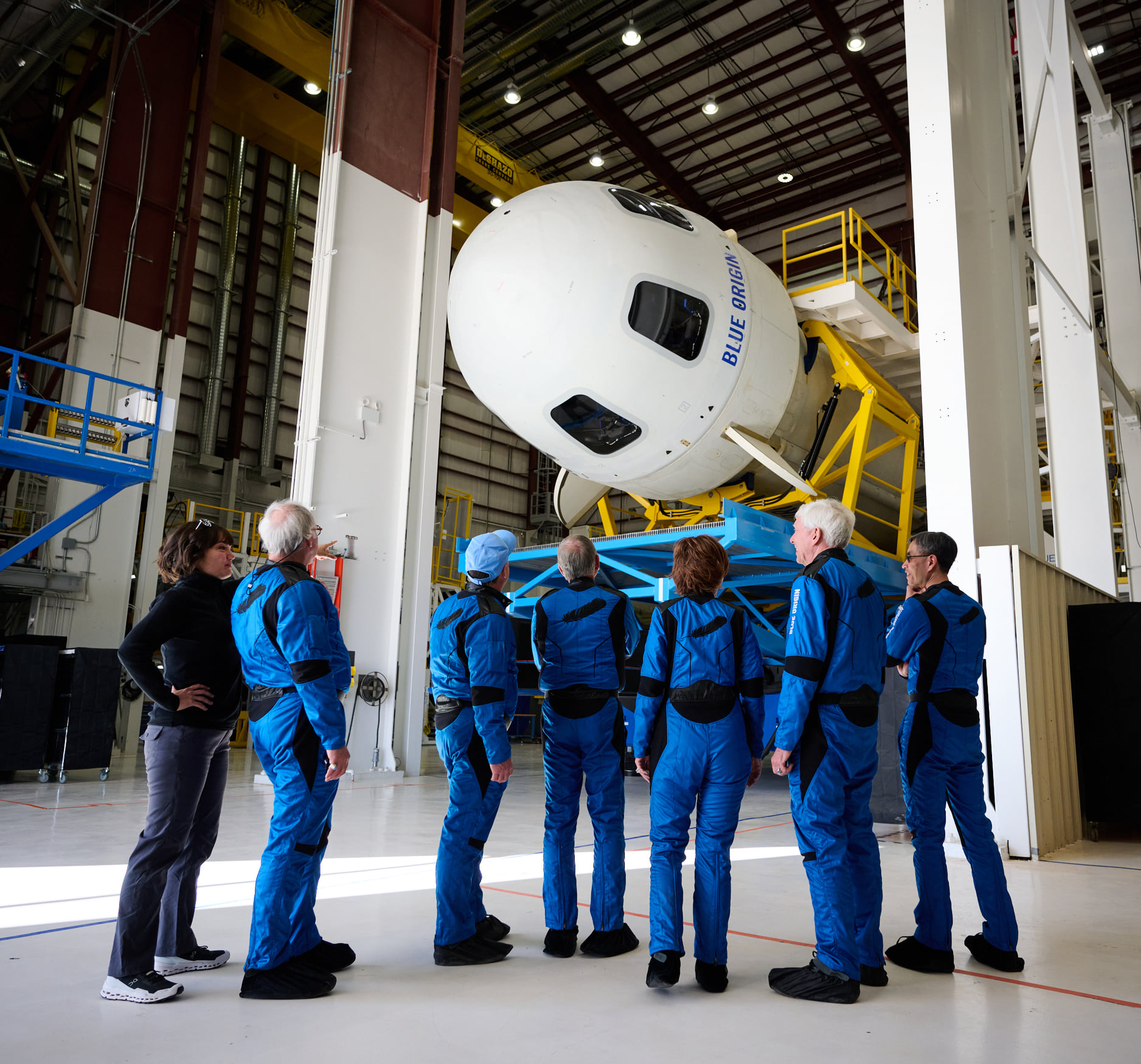 Załoga lotu NS20 przygotowująca się do misji (Blue Origin)