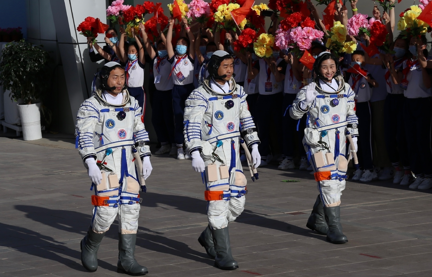 Załoga misji Shenzhou 14 tuż przed startem. (CGTN)