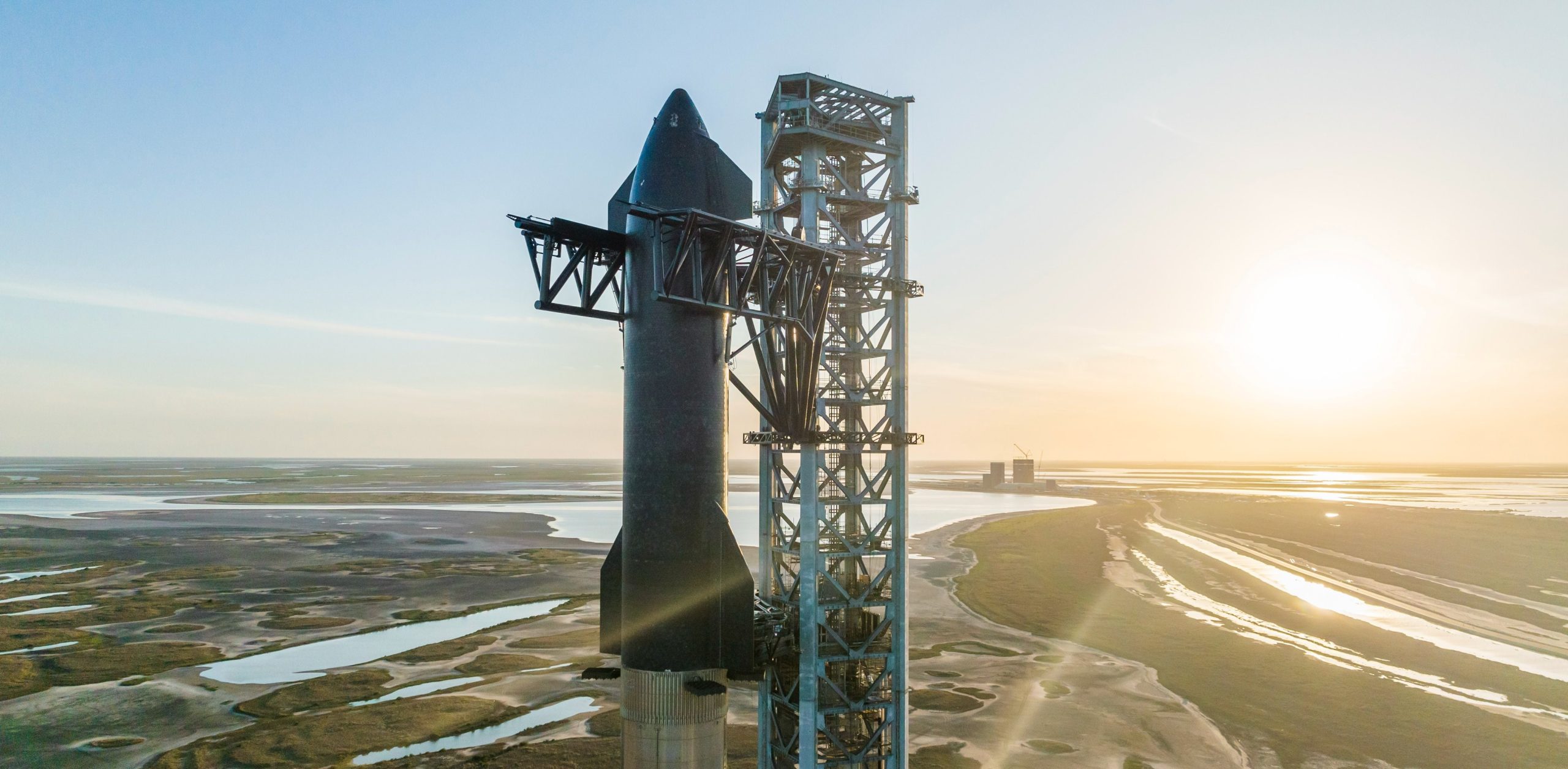 Starship przy wieży startowej (SpaceX)