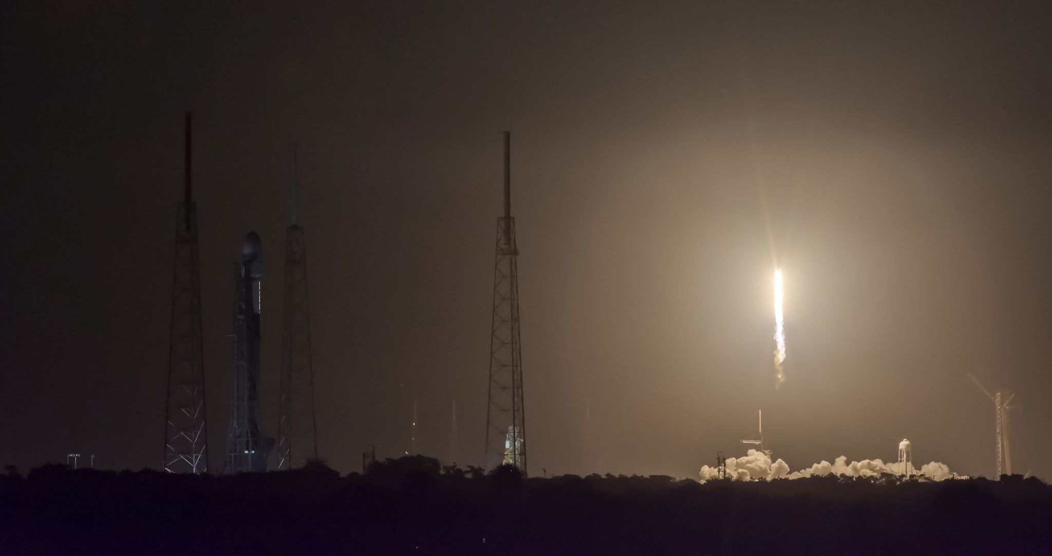Dwie kampanie startowe SpaceX na dwóch pobliski stanowiskach (SpaceX)