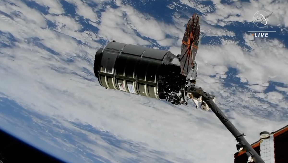 Statek Cygnus przechwytywany przez ramię Canadarm 2 (NASA)