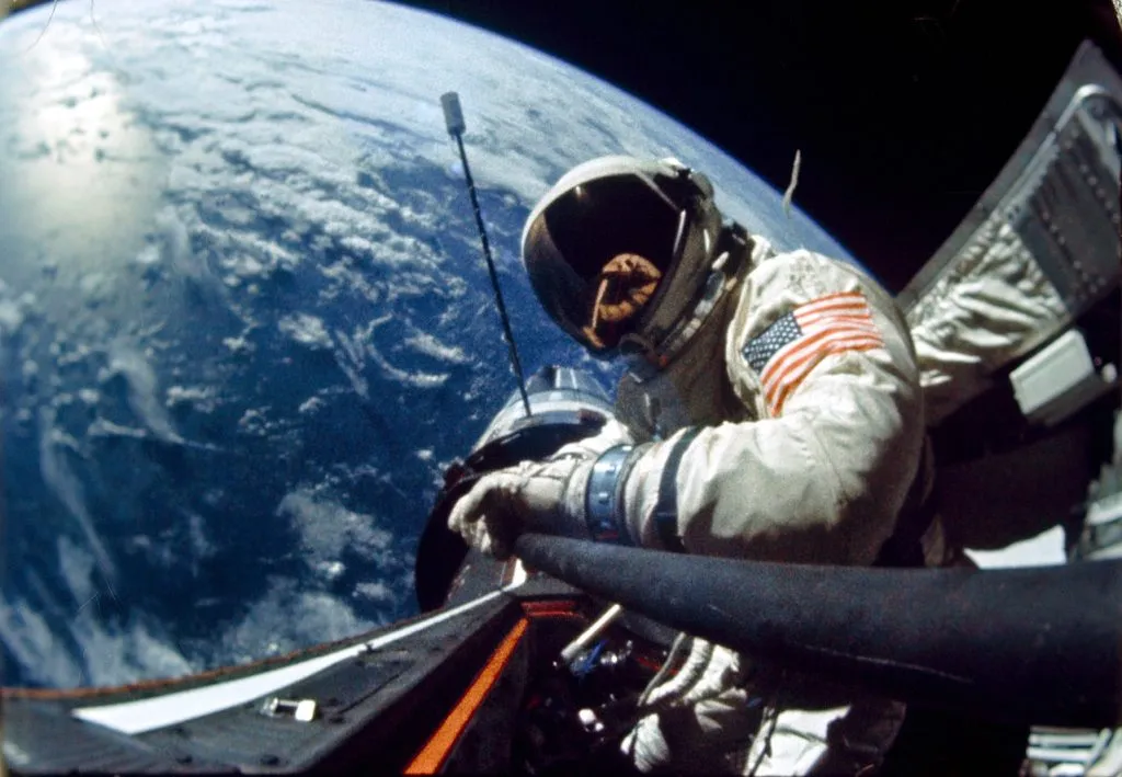 Buzz Aldrin w trakcie spaceru kosmicznego (NASA)