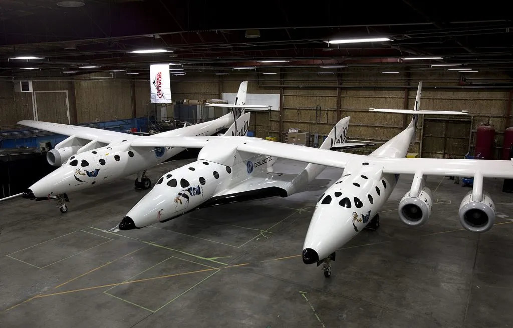 SpaceShipTwo podpięty do WhiteKnightTwo (Wikipedia)