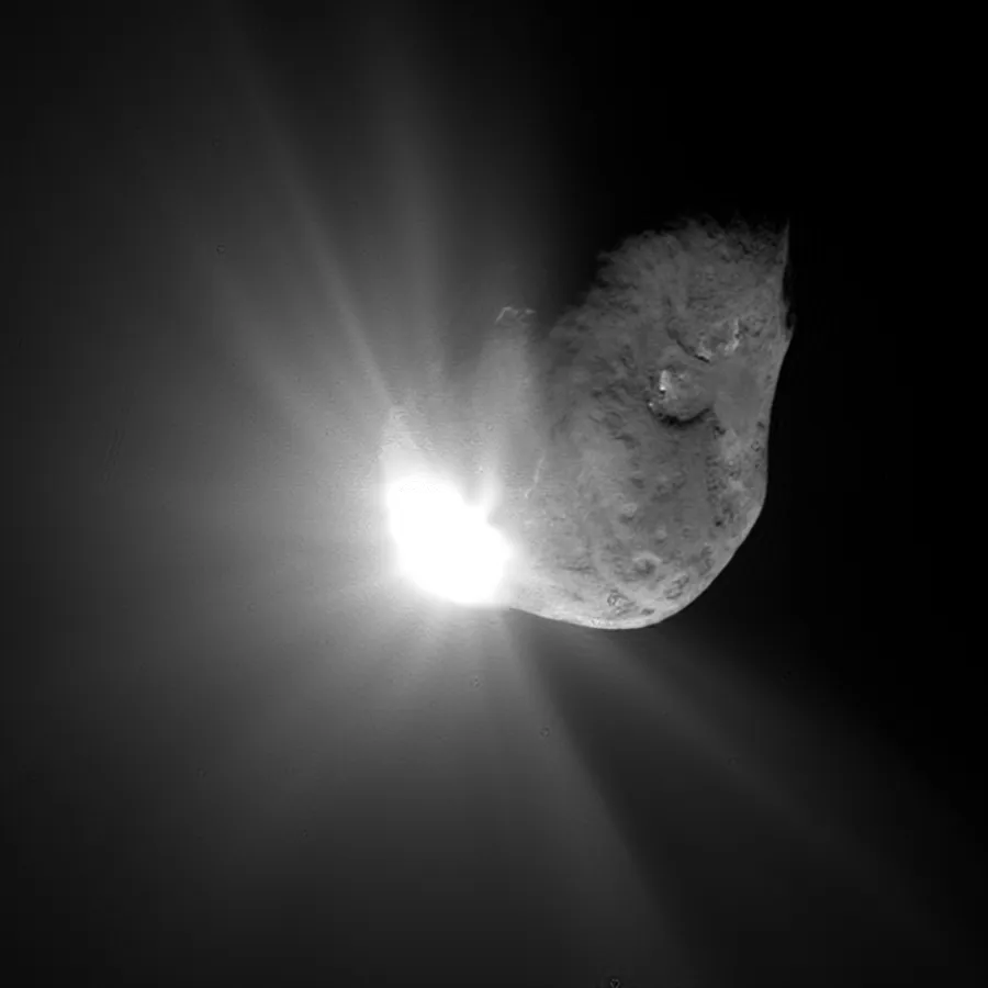 Efekt uderzenia w kometę Tempel 1 (NASA)