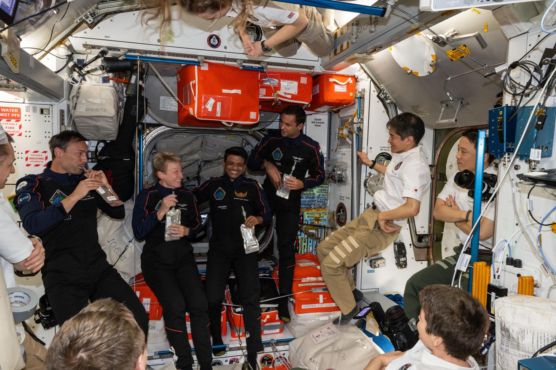 Załoga misji Ax-4 z dr Sławoszem Uznańskim-Wiśniewskim chwilę po wejściu na pokład ISS (fot. NASA)